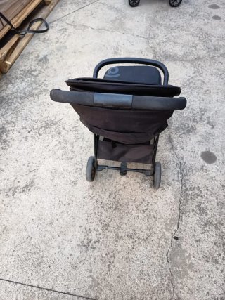 Carrito de bebé negro