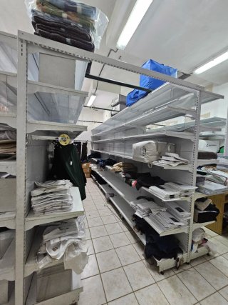 Estanterías metálicas para tienda o almacén