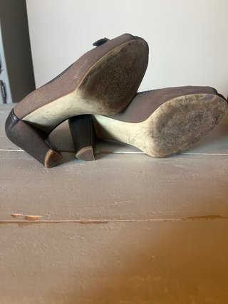 Zapatos de tacón marrones