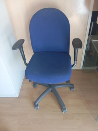 Silla de oficina azul seminueva