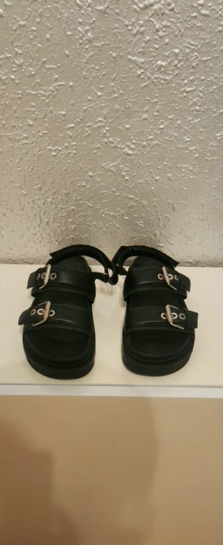 Sandalias negras con hebillas