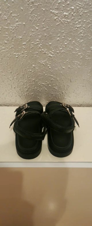 Sandalias negras con hebillas