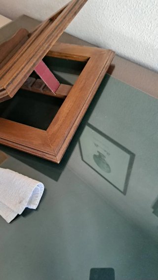 Atril de madera con aplique metálico