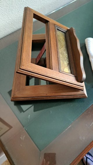 Atril de madera con aplique metálico