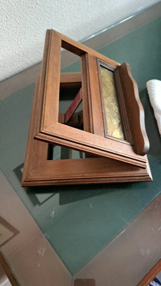 Atril de madera con aplique metálico