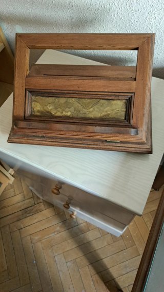 Atril de madera con aplique metálico