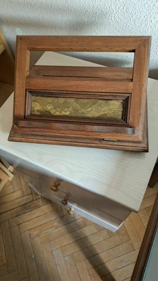 Atril de madera con aplique metálico