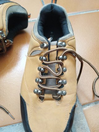 Botas de montaña marrones y negras