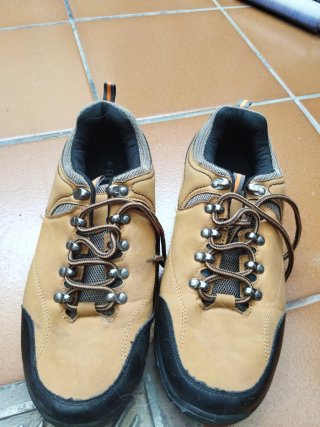 Botas de montaña marrones y negras