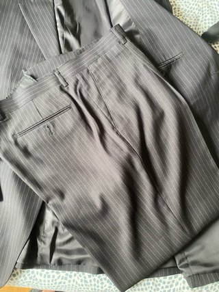 Traje de hombre negro con rayas