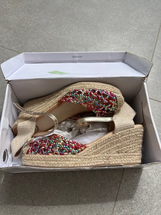 Cuñas doradas y multicolor sin estrenar, talla 38.