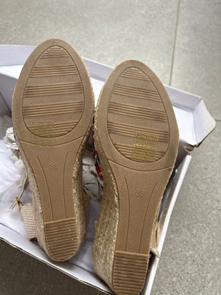 Cuñas doradas y multicolor sin estrenar, talla 38.