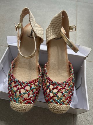 Cuñas doradas y multicolor sin estrenar, talla 38.