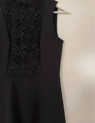 Vestido negro corto con encaje