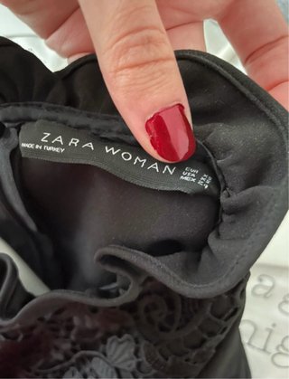 Vestido negro corto con encaje