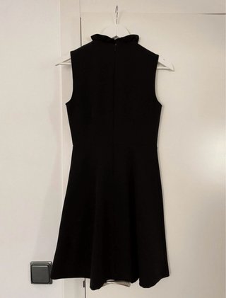 Vestido negro corto con encaje