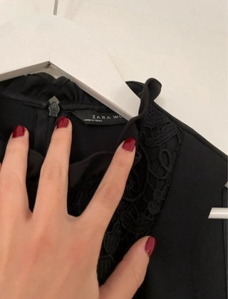 Vestido negro corto con encaje