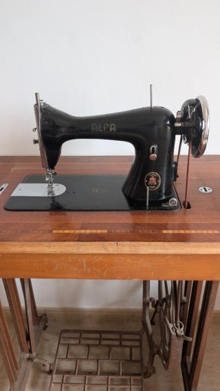 Máquina de coser Alfa antigua