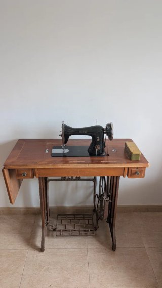 Máquina de coser Alfa antigua
