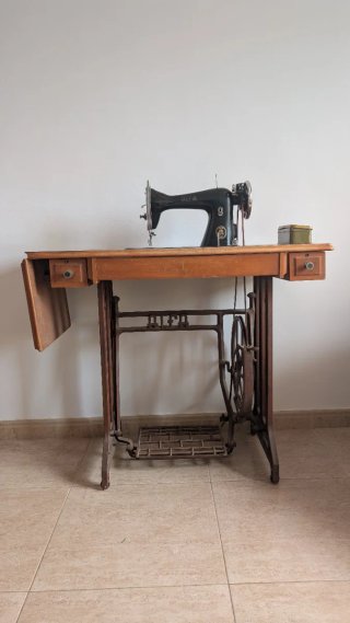 Máquina de coser Alfa antigua