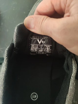 Zapatillas Vty grises y negras
