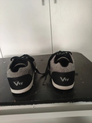Zapatillas Vty grises y negras