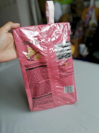 Estuche o neceser rosa con estampado snacks