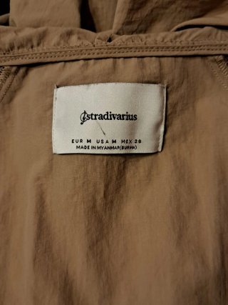 Chaqueta Stradivarius Beige con Capucha