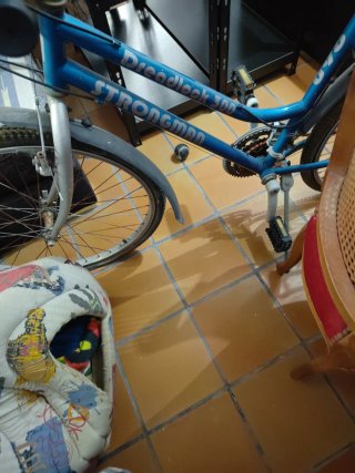 3 bicis para reparar uno es un triciclo