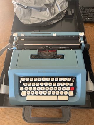 Máquina de escribir Olivetti Studio 46 azul