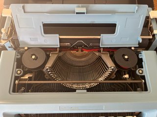 Máquina de escribir Olivetti Studio 46 azul