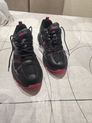 Zapatillas senderismo Paredes negras y rojas