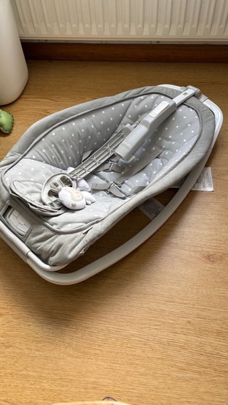 Hamaca para bebé gris con puntos blancos