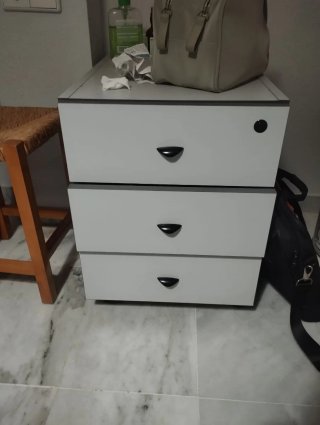 Dos mesas de oficina de madera una en gris y otra