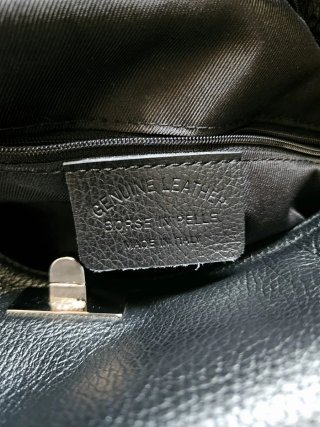 Borsa in pelle nera con ciondolo
