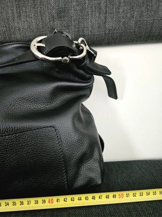 Borsa in pelle nera con ciondolo