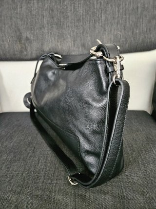 Borsa in pelle nera con ciondolo