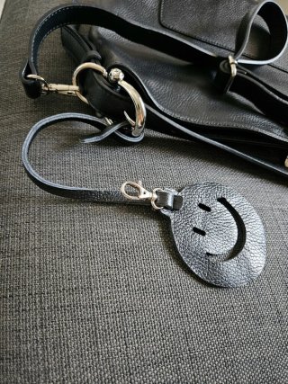 Borsa in pelle nera con ciondolo