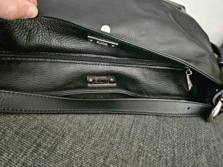 Borsa in pelle nera con ciondolo