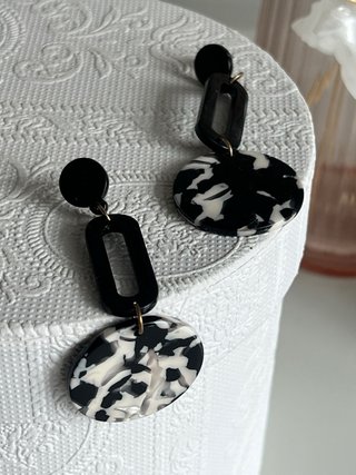 Pendientes largos blanco y negro