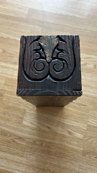 Caja de madera tallada