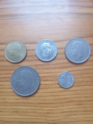 Lote de 5 monedas antiguas españolas,2 no nacional