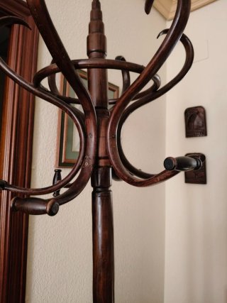 2 Percheros de madera