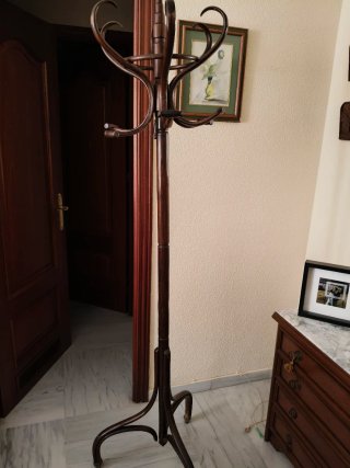 2 Percheros de madera