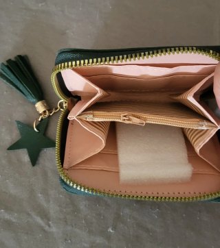 Monedero verde con corazones y flor