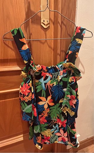 Blusa de verano con estampado tropical