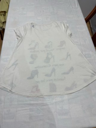 Camiseta blanca estampada con zapatos