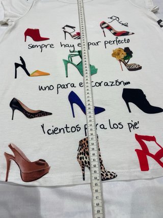 Camiseta blanca estampada con zapatos