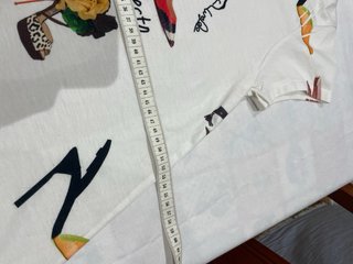 Camiseta blanca estampada con zapatos