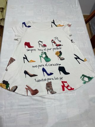 Camiseta blanca estampada con zapatos